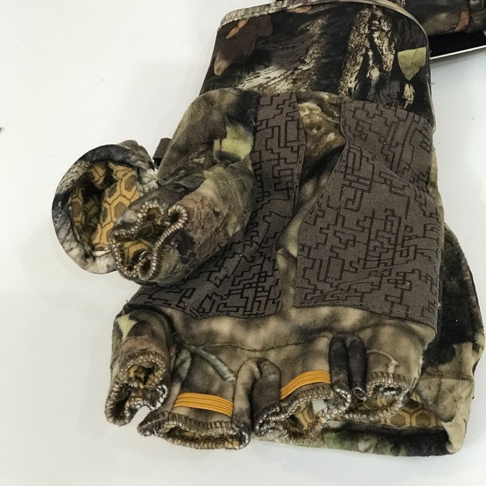 New in packaging. Men’s Realtree pop top gloves. - Picture 3 of 3